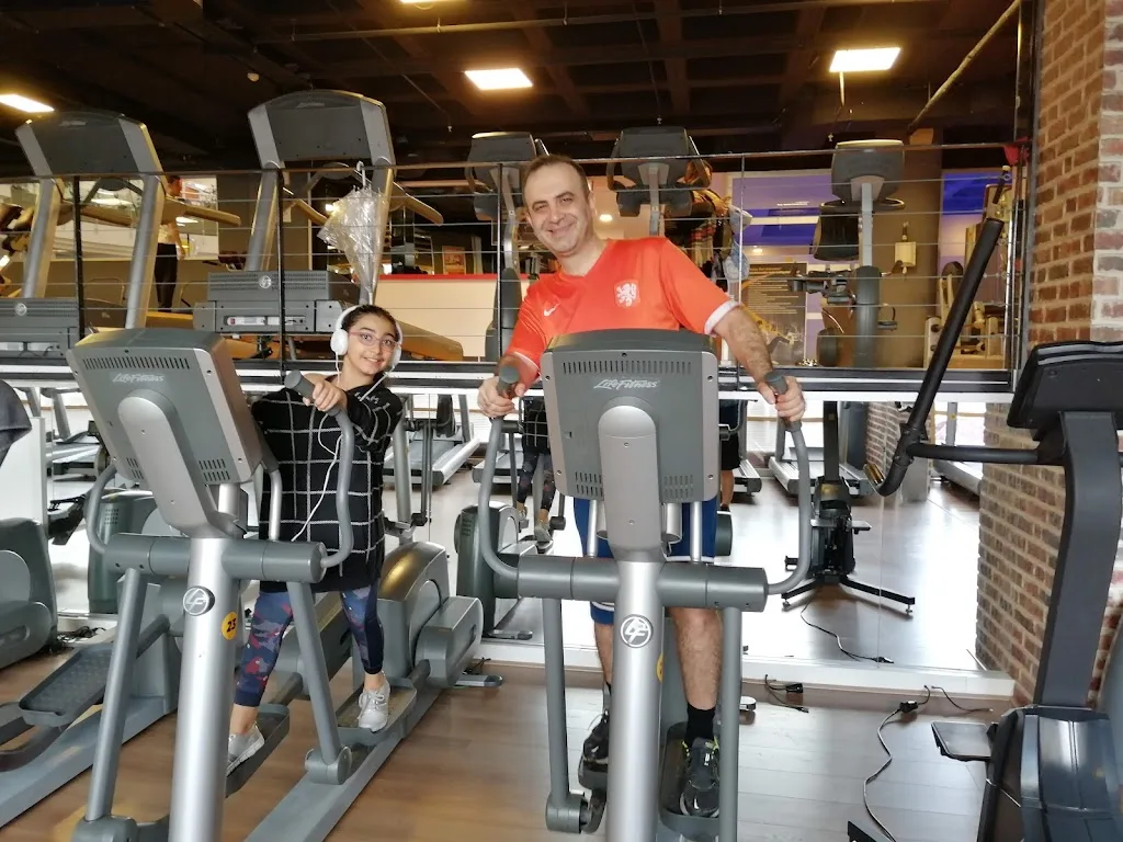 BOMONTİ SPORTS CLUB — Yüzme Havuzları, Şişli · fotoğraf 1