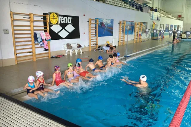 Zirve Yüzme Kulübü — Yüzme Havuzları, Güngören · fotoğraf 1