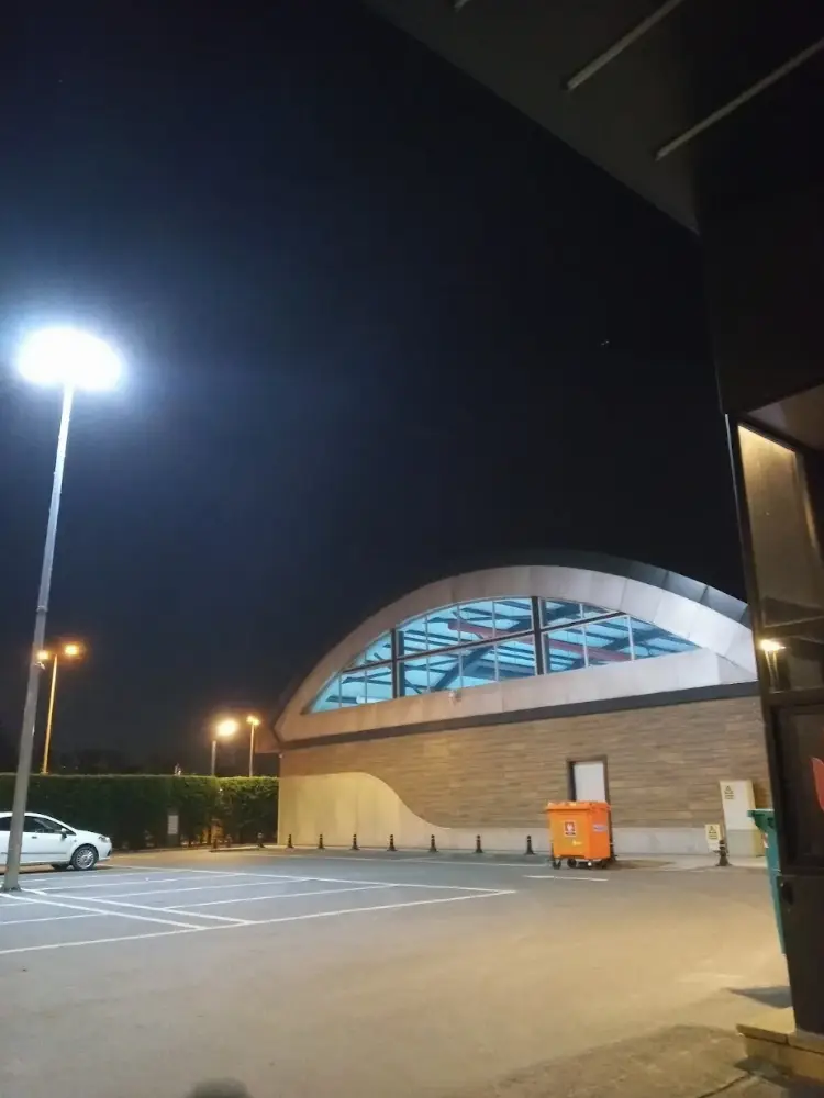 Ümraniye Belediyesi Necip Fazıl Yüzme Havuzu ve Spor Merkezi — Yüzme Havuzları, Ümraniye · fotoğraf 2