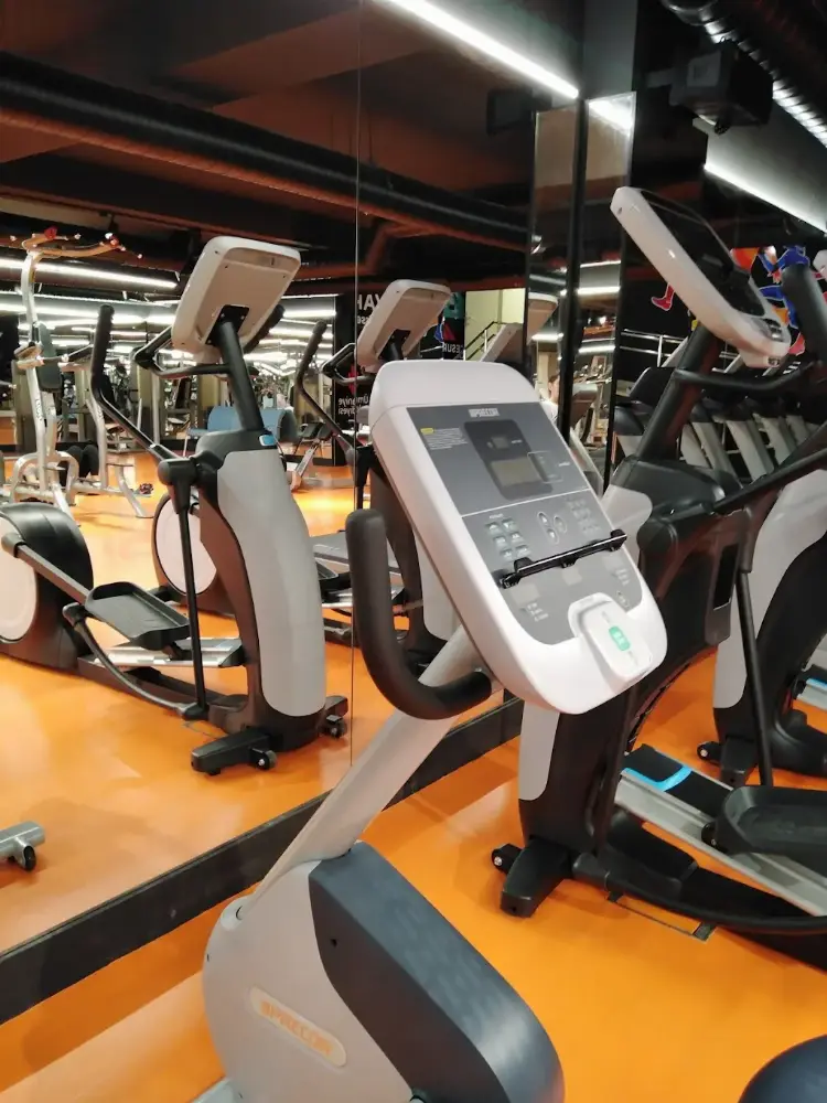 Ümraniye Belediyesi Necip Fazıl Yüzme Havuzu ve Spor Merkezi — Yüzme Havuzları, Ümraniye · fotoğraf 3
