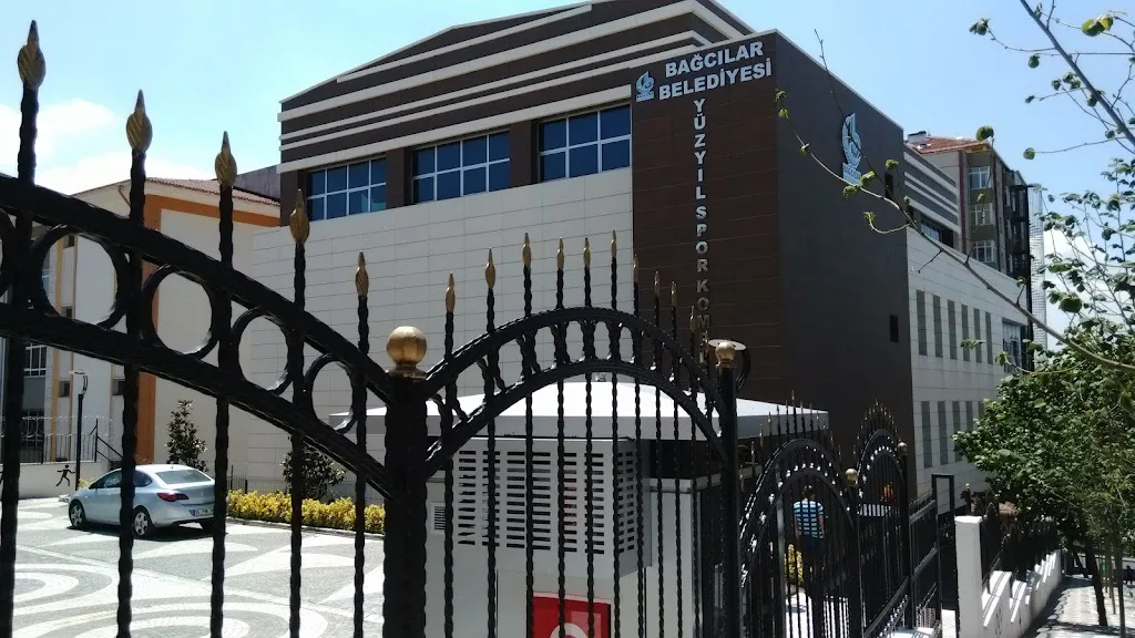 Yüzyıl Spor Kompleksi — Yüzme Havuzları, Bağcılar · fotoğraf 1