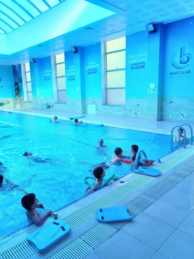 15 Temmuz Semt Yüzme Havuzu — Yüzme Havuzları, Bağcılar · fotoğraf 2