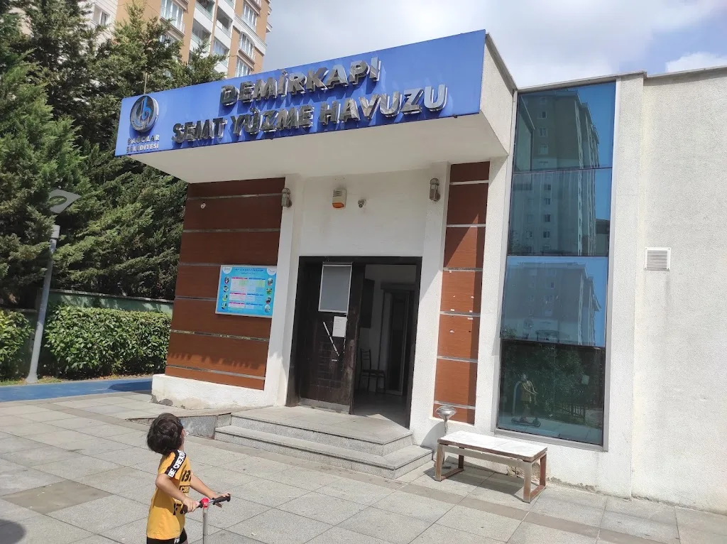 Demirkapı Semt Havuzu — Yüzme Havuzları, Bağcılar · fotoğraf 1