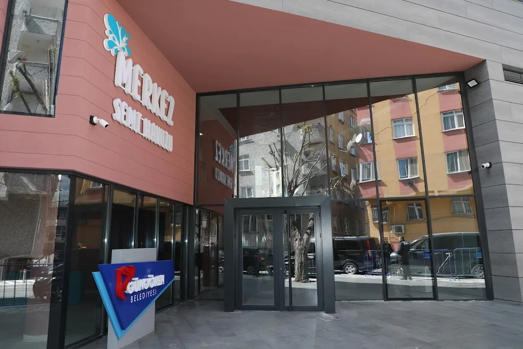 Merkez Semt Havuzu — Yüzme Havuzları, Güngören · fotoğraf 1