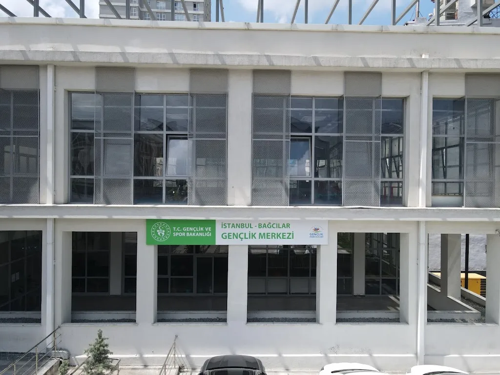 GSB BAĞCILAR GENÇLİK MERKEZİ — Yüzme Havuzları, Bağcılar · fotoğraf 1