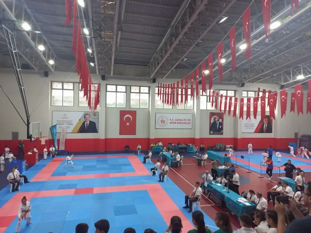 GSB BAĞCILAR GENÇLİK MERKEZİ — Yüzme Havuzları, Bağcılar · fotoğraf 2