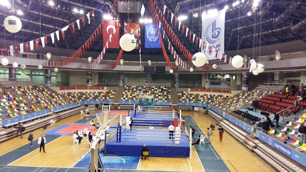 BAĞCILAR GENÇLİK VE SPOR İLÇE MÜDÜRLÜĞÜ OLİMPİK SPOR SALONU — Yüzme Havuzları, Bağcılar · fotoğraf 1