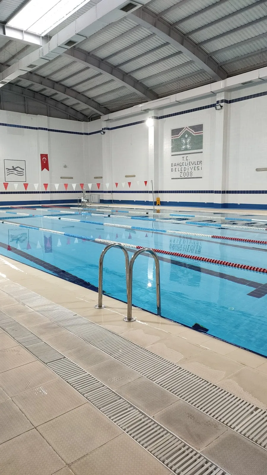 Fevzi Şeker Spor Kompleksi — Yüzme Havuzları, Bahçelievler · fotoğraf 1
