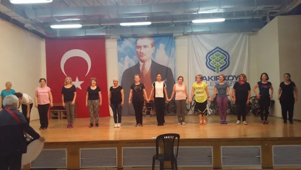 Bakırköy Belediyesi Yaşam Köyü — Yüzme Havuzları, Bakırköy · fotoğraf 4
