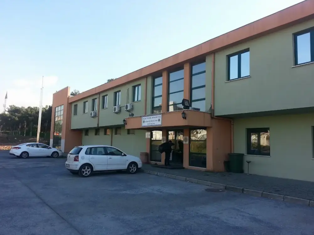 Yıldız Teknik Üniversitesi Spor Salonu — Yüzme Havuzları, Güngören · fotoğraf 2