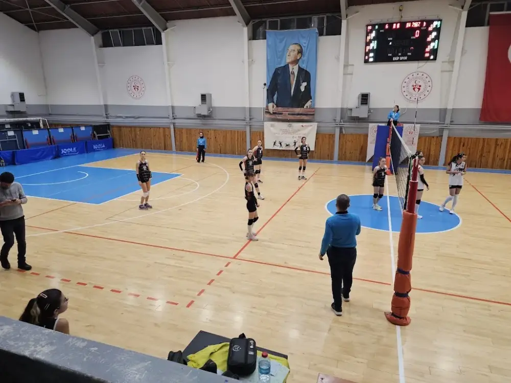 Tozpokaran Kapalı Spor Salonu — Yüzme Havuzları, Güngören · fotoğraf 2