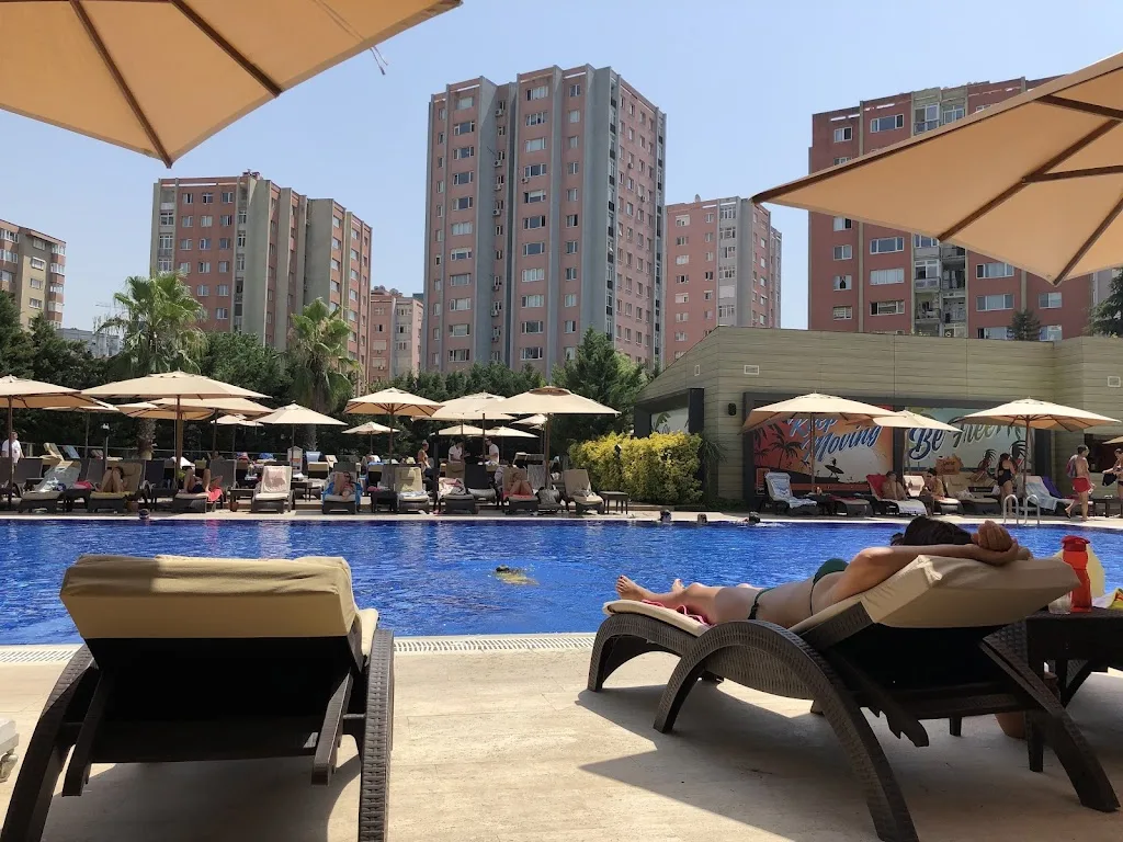 Spora Club — Yüzme Havuzları, Kadıköy · fotoğraf 1