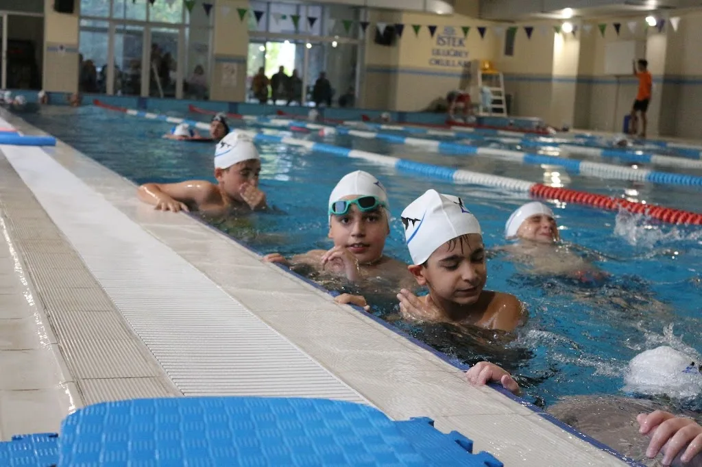 Everest Yüzme — Yüzme Havuzları, Kartal · fotoğraf 1