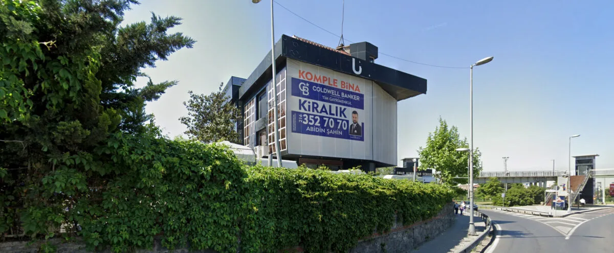 Kiralık ilanı olan bina.
