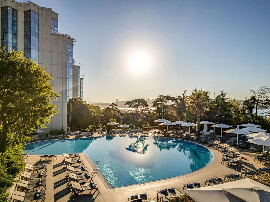 Swissôtel The Bosphorus - İstanbul — Yüzme Havuzları, Beşiktaş · fotoğraf 1