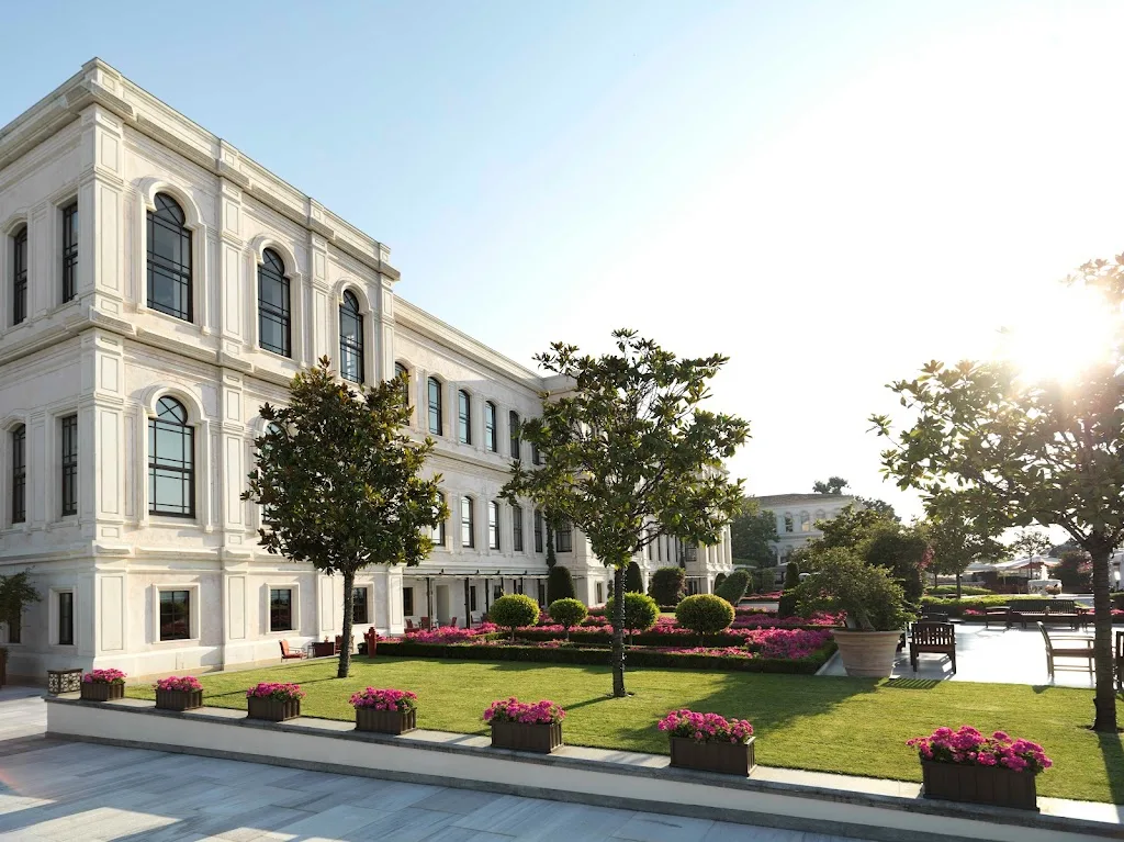 Four Seasons Hotel Istanbul At The Bosphorus — Yüzme Havuzları, Beşiktaş · fotoğraf 1