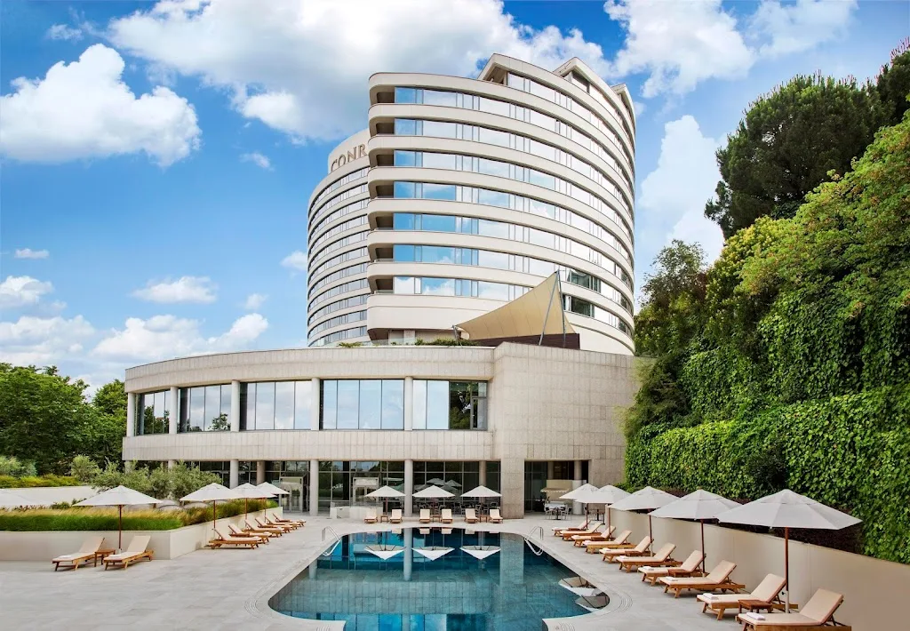 Conrad İstanbul Bosphorus — Yüzme Havuzları, Beşiktaş · fotoğraf 1