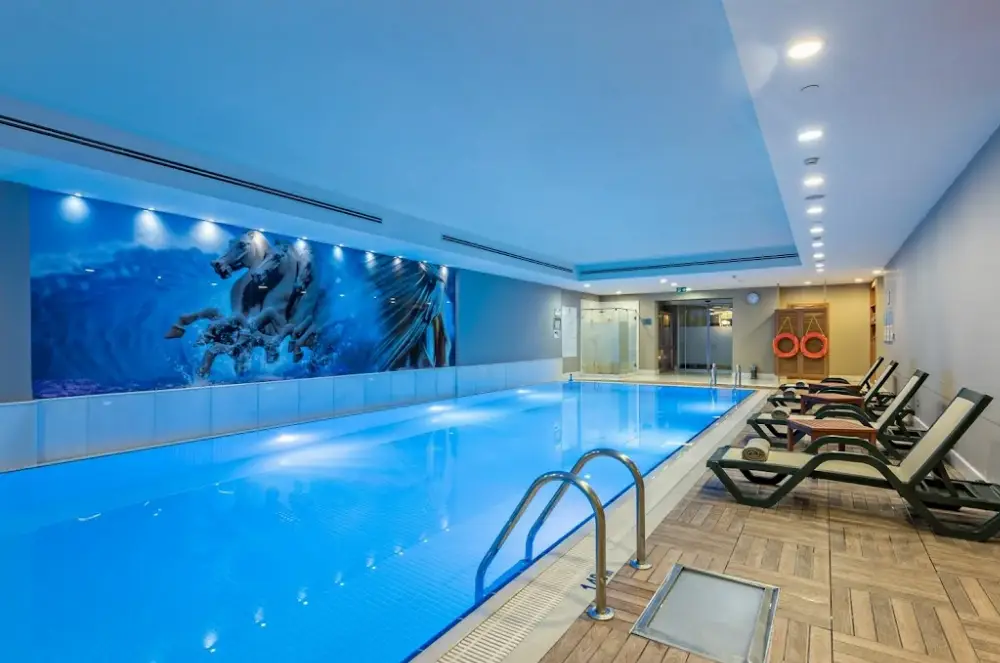Holiday Inn Istanbul Şişli — Yüzme Havuzları, Şişli · fotoğraf 3