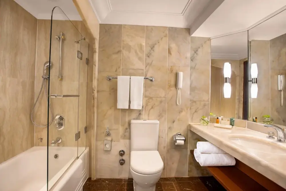 Hilton İstanbul Bosphorus — Yüzme Havuzları, Şişli · fotoğraf 4
