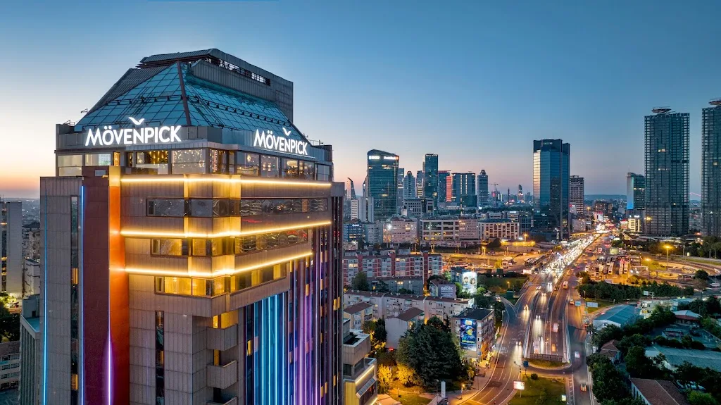 Mövenpick Hotel Istanbul Bosphorus — Yüzme Havuzları, Beşiktaş · fotoğraf 1