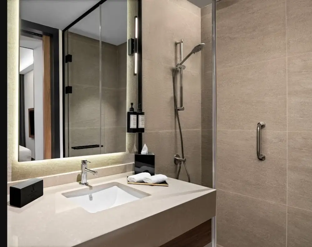 Altunizade Suites Istanbul, Curio Collection by Hilton — Yüzme Havuzları, Üsküdar · fotoğraf 3
