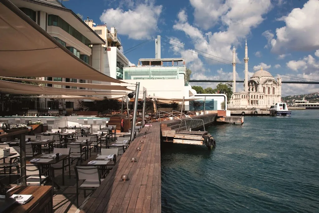 Radisson Blu Bosphorus Hotel, Istanbul — Yüzme Havuzları, Beşiktaş · fotoğraf 1