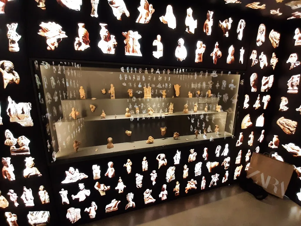 Yapı Kredi Kazım Taşkent Sanat Galerisi — Sergiler, Beyoğlu · fotoğraf 1