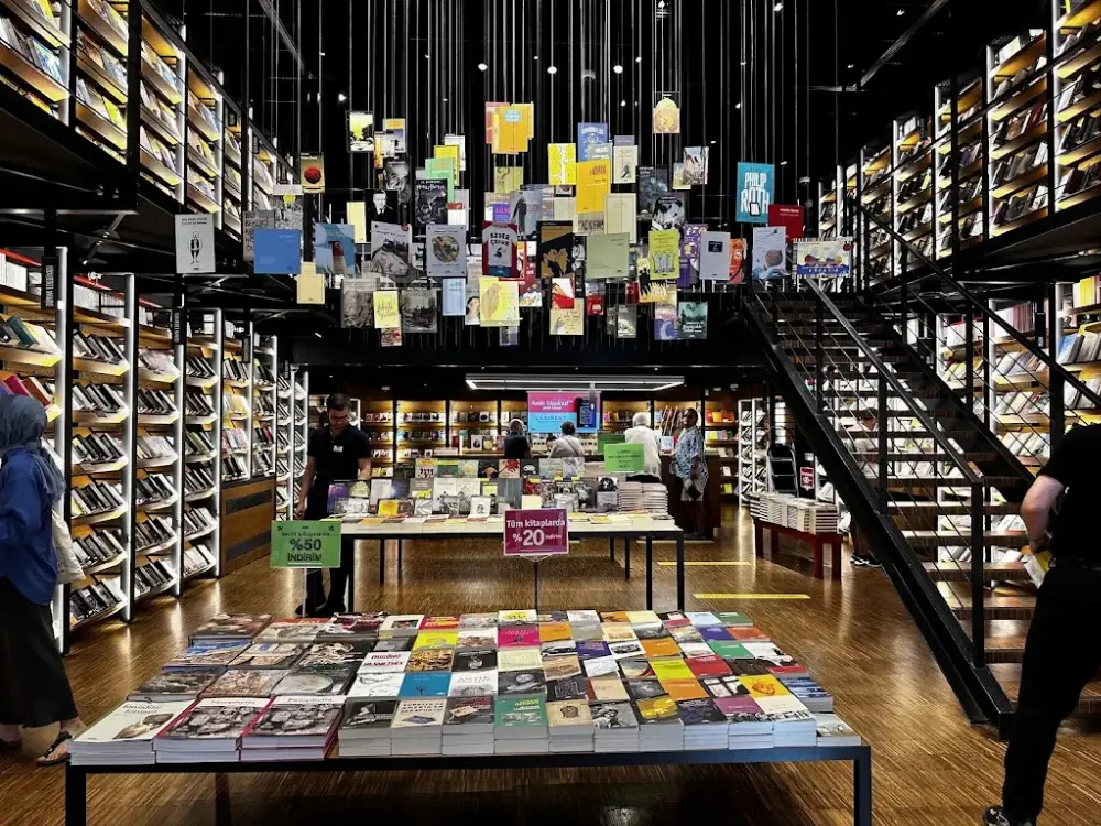 Yapı Kredi Kazım Taşkent Sanat Galerisi — Sergiler, Beyoğlu · fotoğraf 2