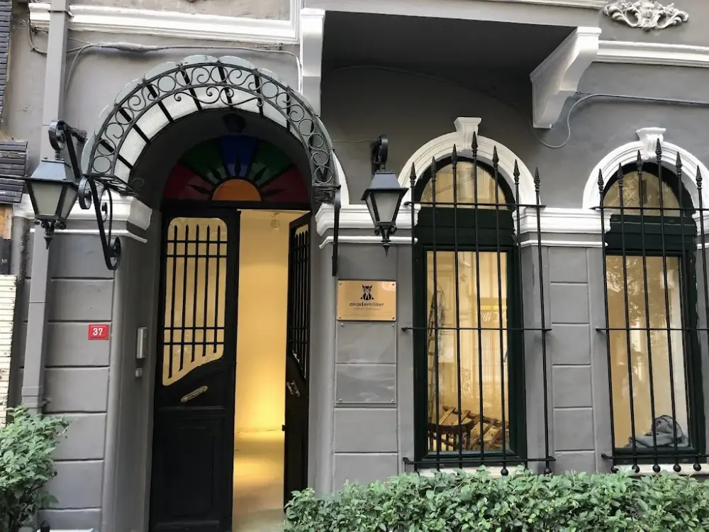 Akademililer Sanat Merkezi — Sergiler, Beyoğlu · fotoğraf 3