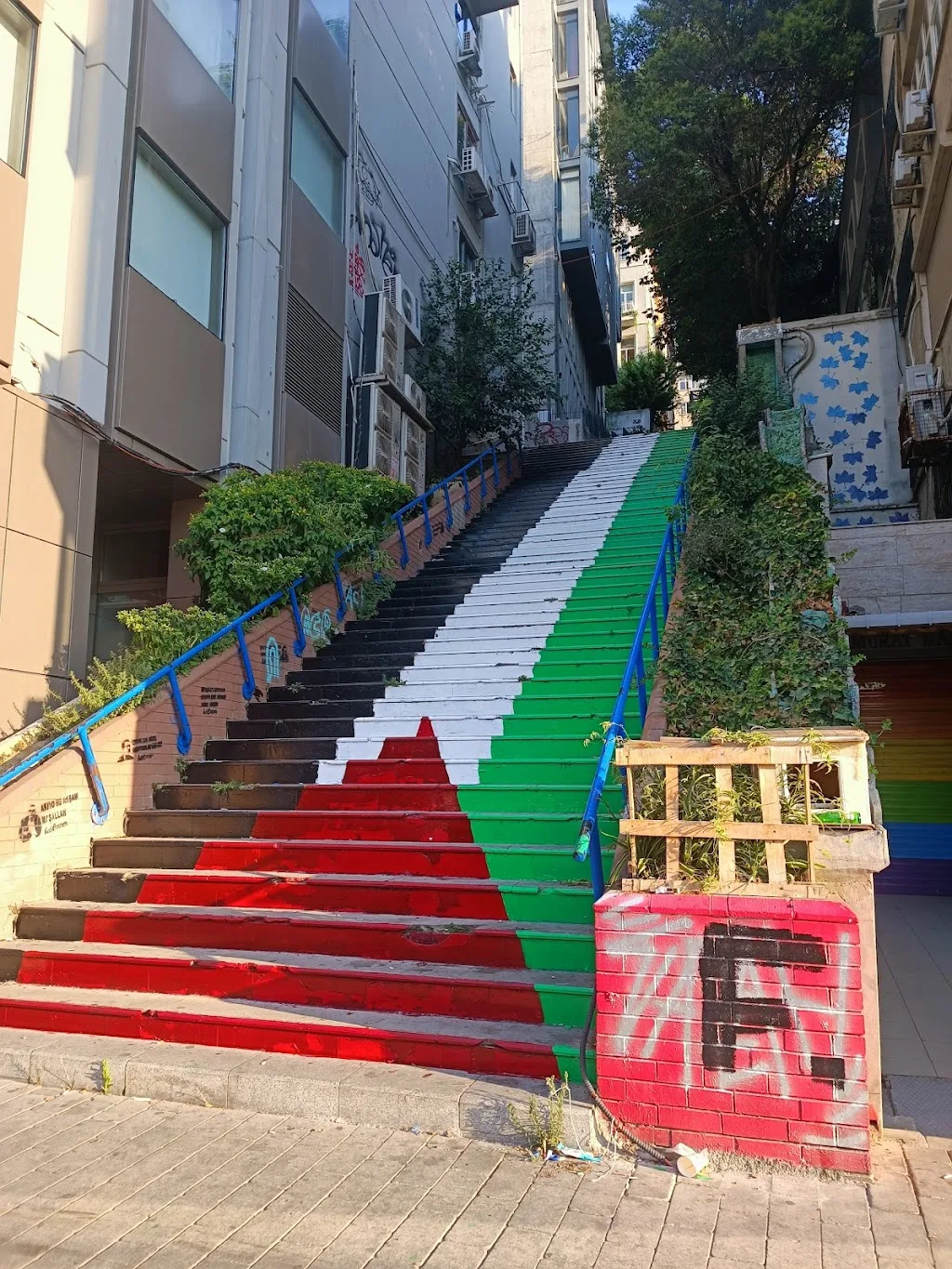 Merdiven Art Space — Sergiler, Beyoğlu · fotoğraf 1