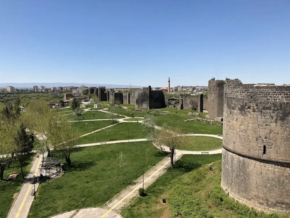 Keçi Burcu — Sergiler, Sur · fotoğraf 2