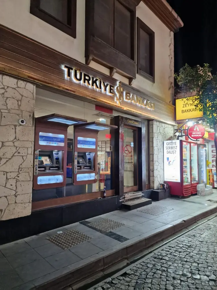 Türkiye İş Bankası Çeşme/İzmir Şubesi — Bankalar, Çeşme · fotoğraf 2