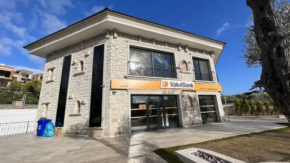 VakıfBank Çeşme Şubesi — Bankalar, Çeşme · fotoğraf 3