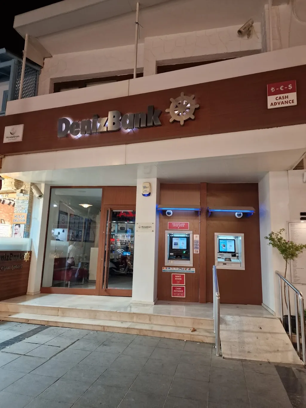 DenizBank Çeşme Şubesi — Bankalar, Çeşme · fotoğraf 1