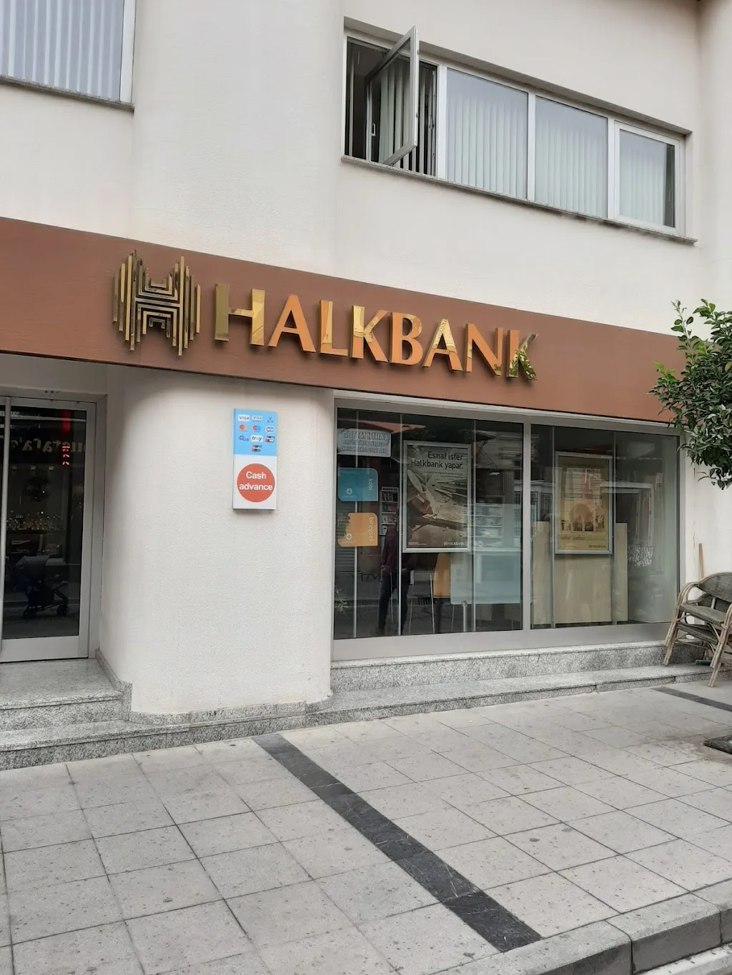 Halkbank Çeşme Şubesi — Bankalar, Çeşme · fotoğraf 1