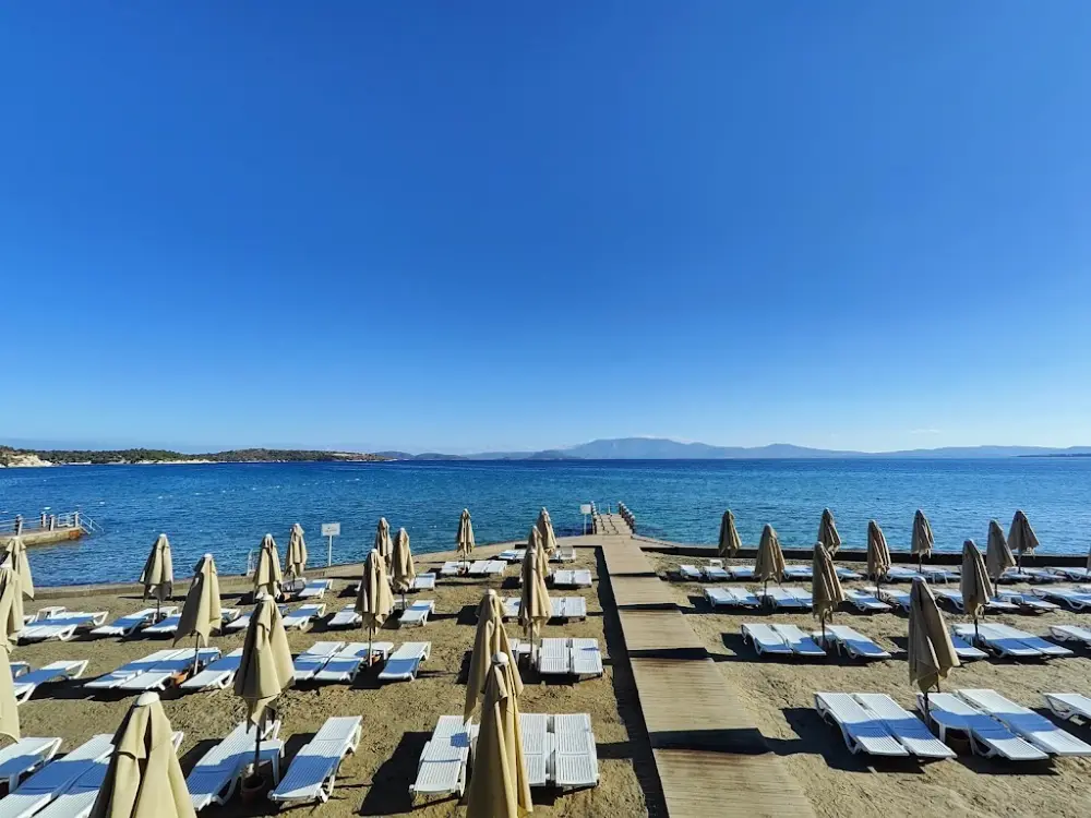Türkiye İş Bankası Çeşme Dinlenme Kampı — Bankalar, Çeşme · fotoğraf 3
