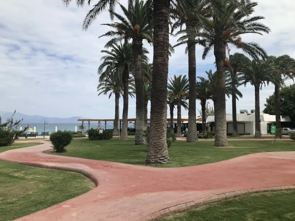 Türkiye İş Bankası Çeşme Dinlenme Kampı — Bankalar, Çeşme · fotoğraf 4