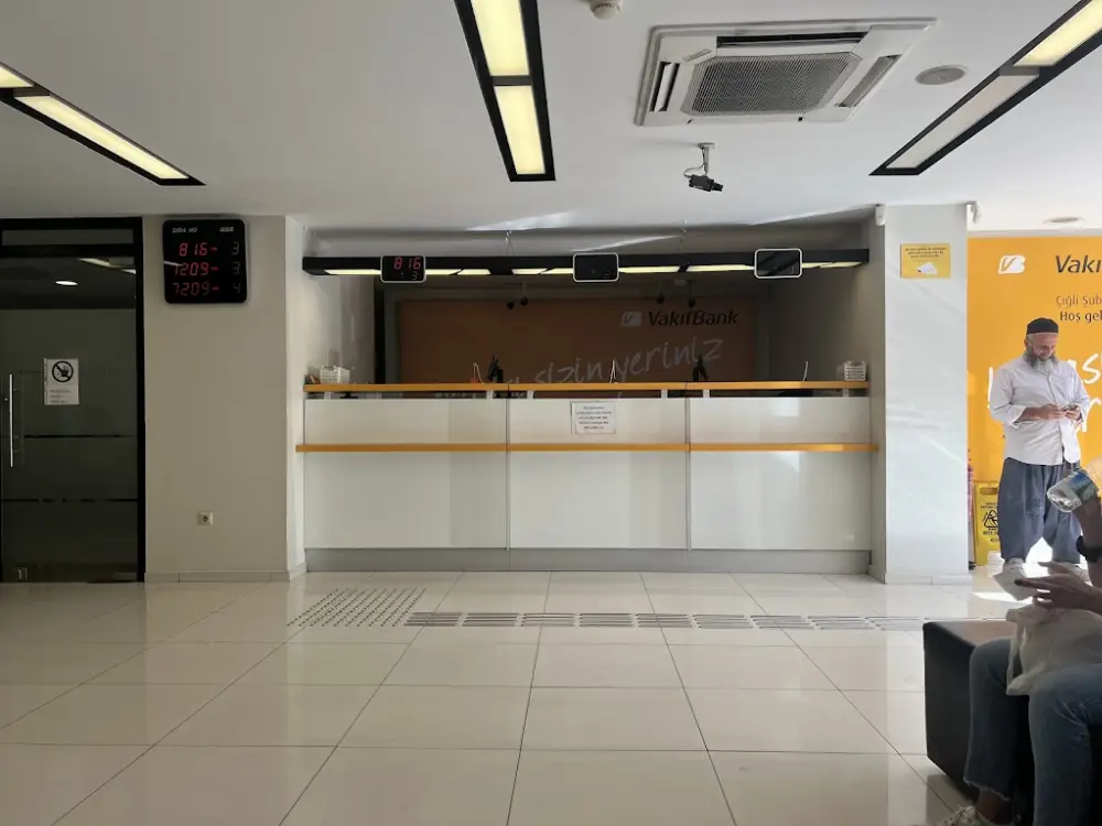 VakıfBank Çiğli Şubesi — Bankalar, Çiğli · fotoğraf 2