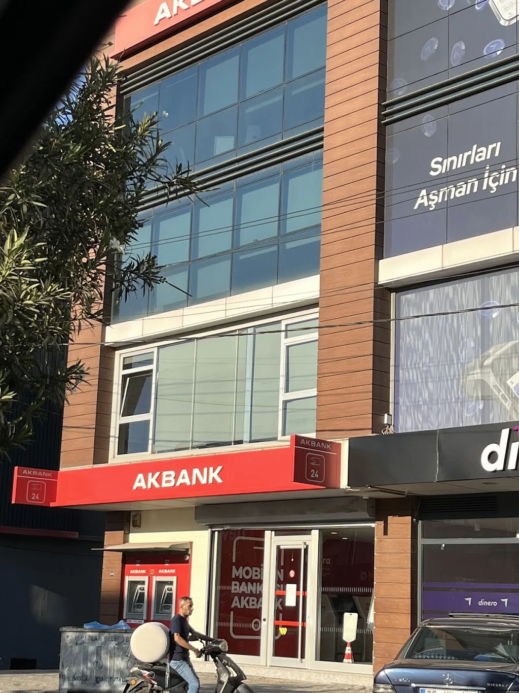 Akbank Karabağlar/İzmir Şubesi — Bankalar, Karabağlar · fotoğraf 1