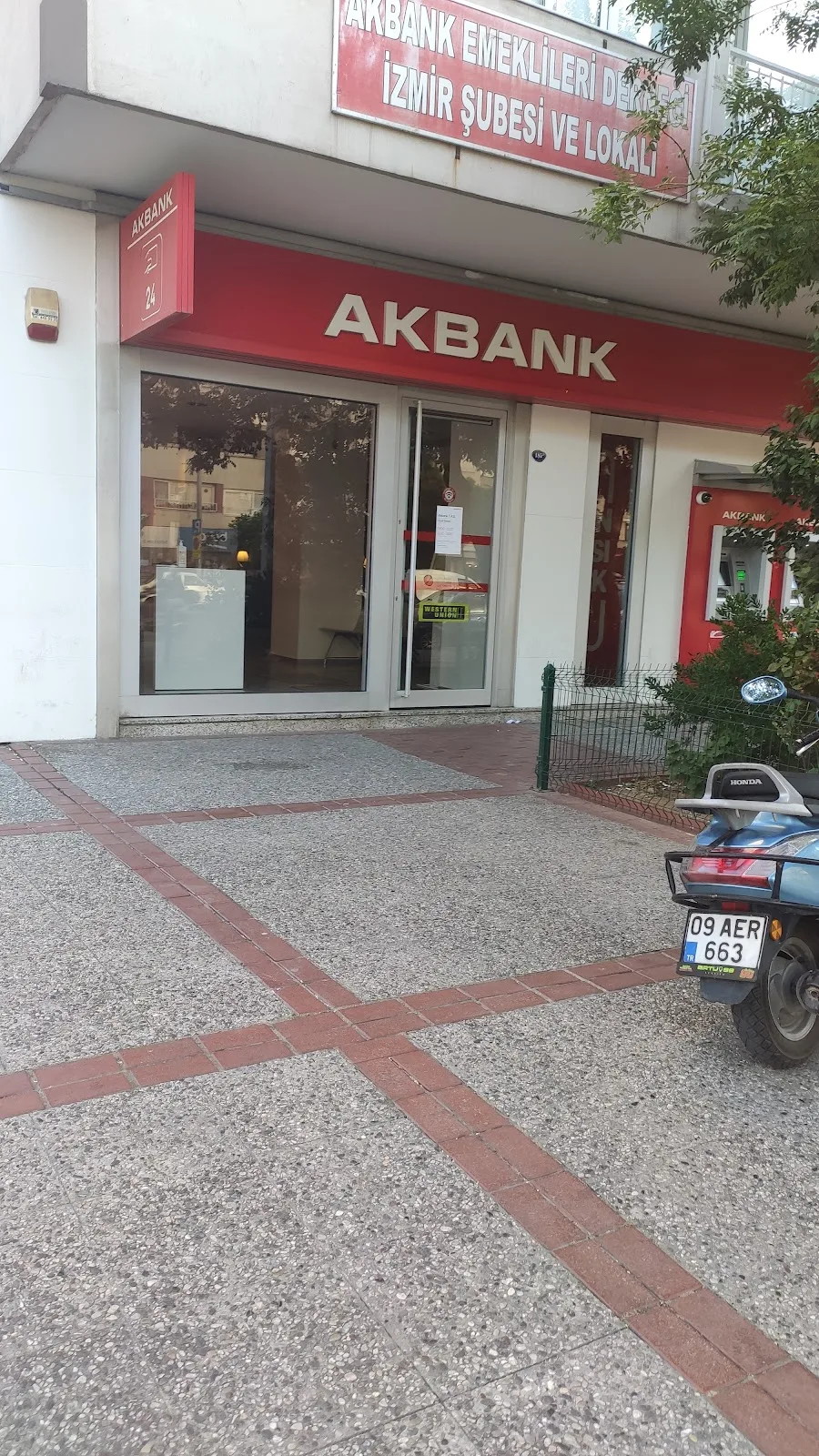 Akbank Üçyol/İzmir Şubesi — Bankalar, Karabağlar · fotoğraf 1