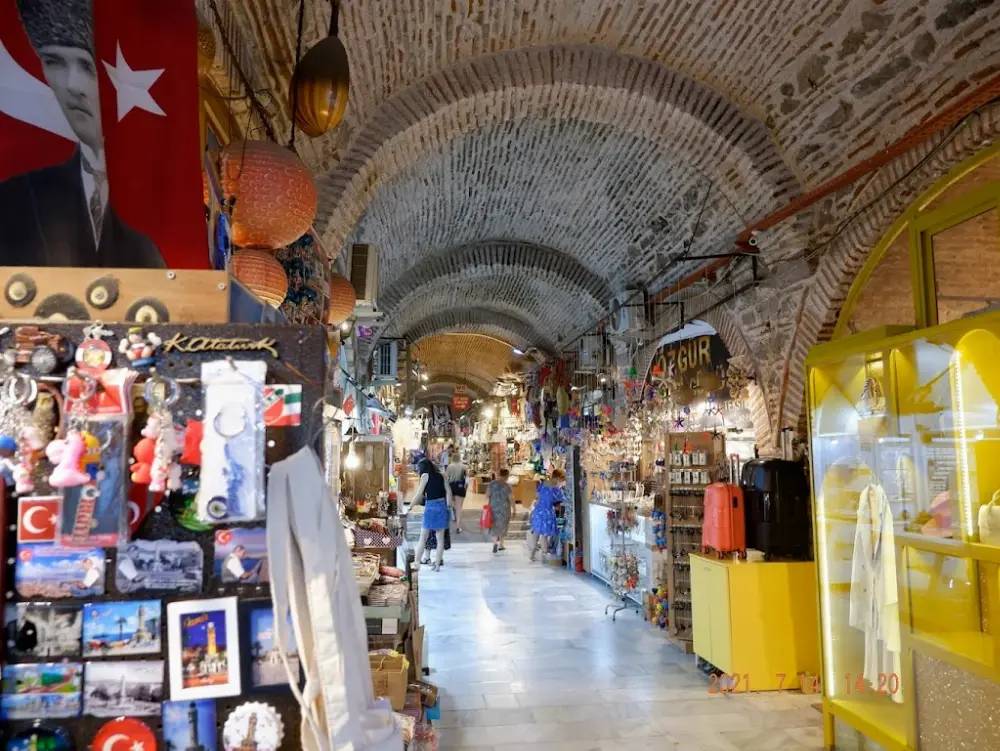 Karşıyaka Çarşısı — Bankalar, Karşıyaka · fotoğraf 2
