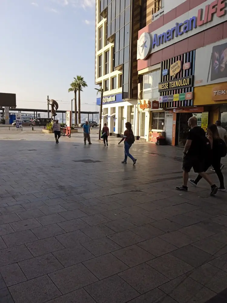 Yapı Kredi - Karşıyaka Şubesi — Bankalar, Karşıyaka · fotoğraf 3
