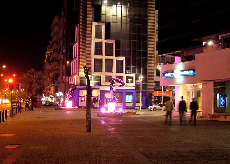 Yapı Kredi - Karşıyaka Şubesi — Bankalar, Karşıyaka · fotoğraf 4