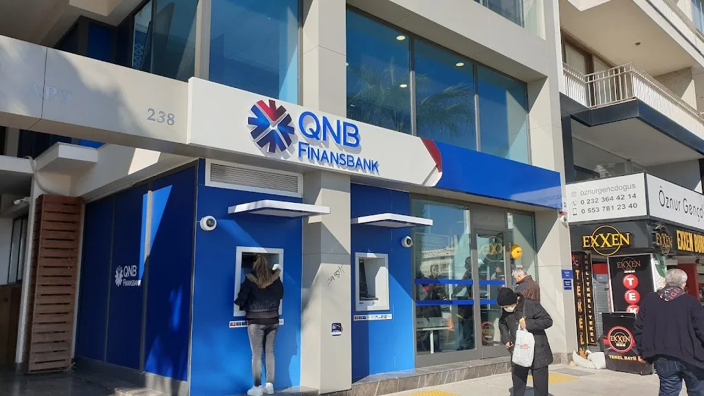 QNB Karşıyaka Şubesi — Bankalar, Karşıyaka · fotoğraf 1