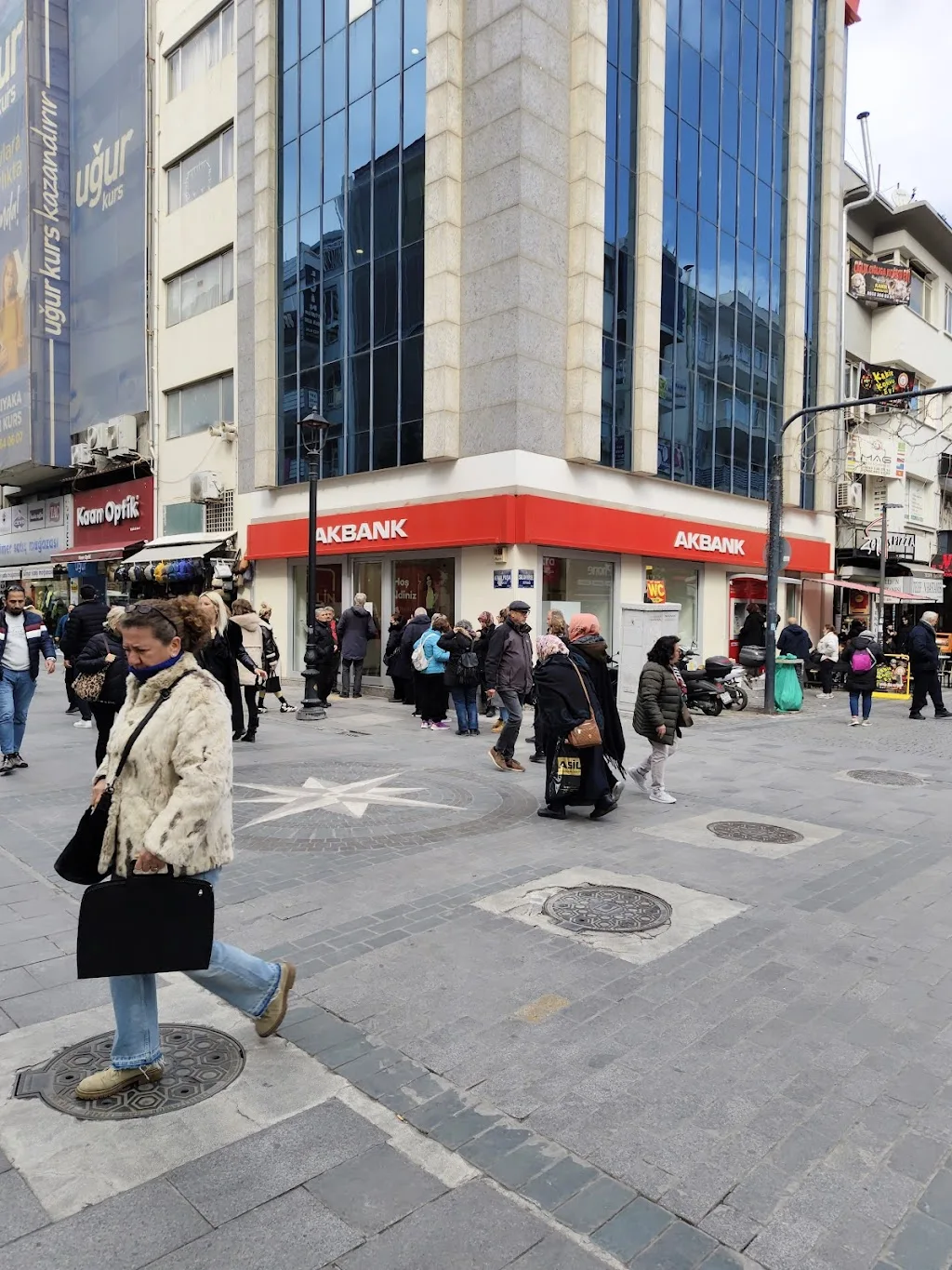 Akbank Karşıyaka/Çarşı/Izmır Şubesi — Bankalar, Karşıyaka · fotoğraf 1