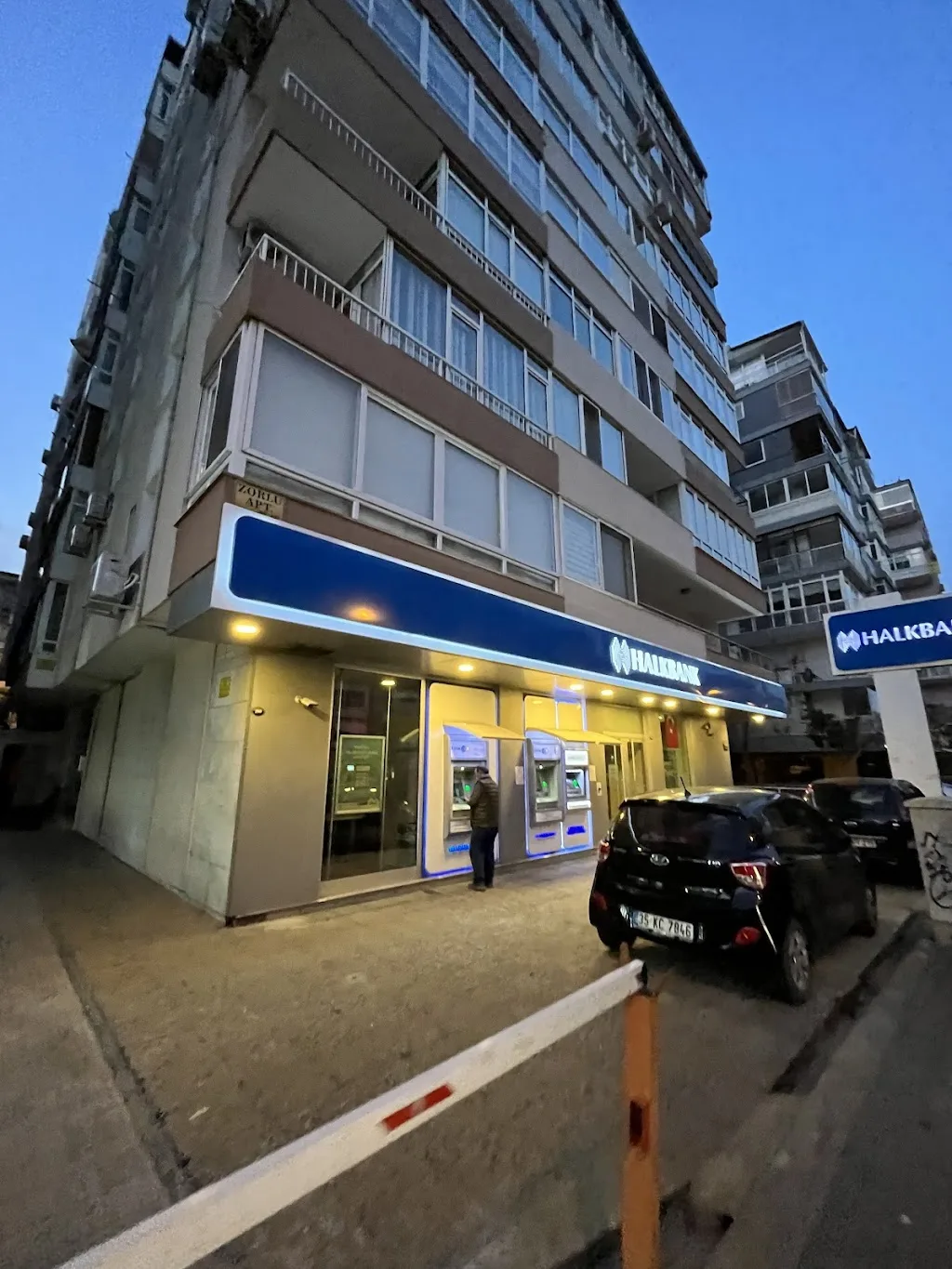 Halkbank Hatay Şubesi — Bankalar, Karabağlar · fotoğraf 1