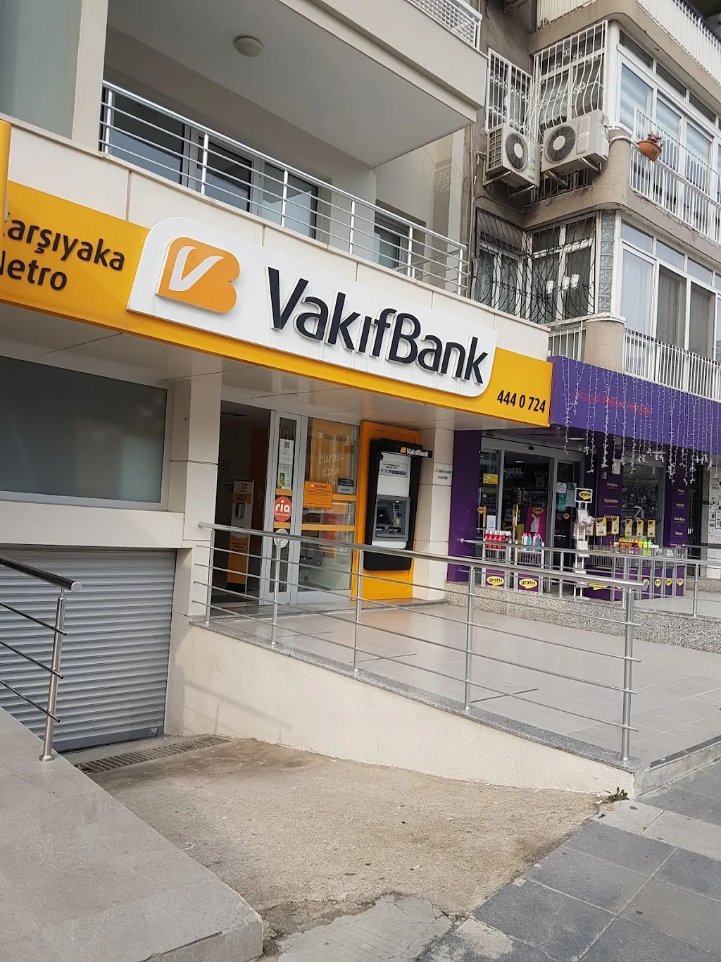 Vakıfbank/Karşıyaka Metro Şubesi — Bankalar, Karşıyaka · fotoğraf 1