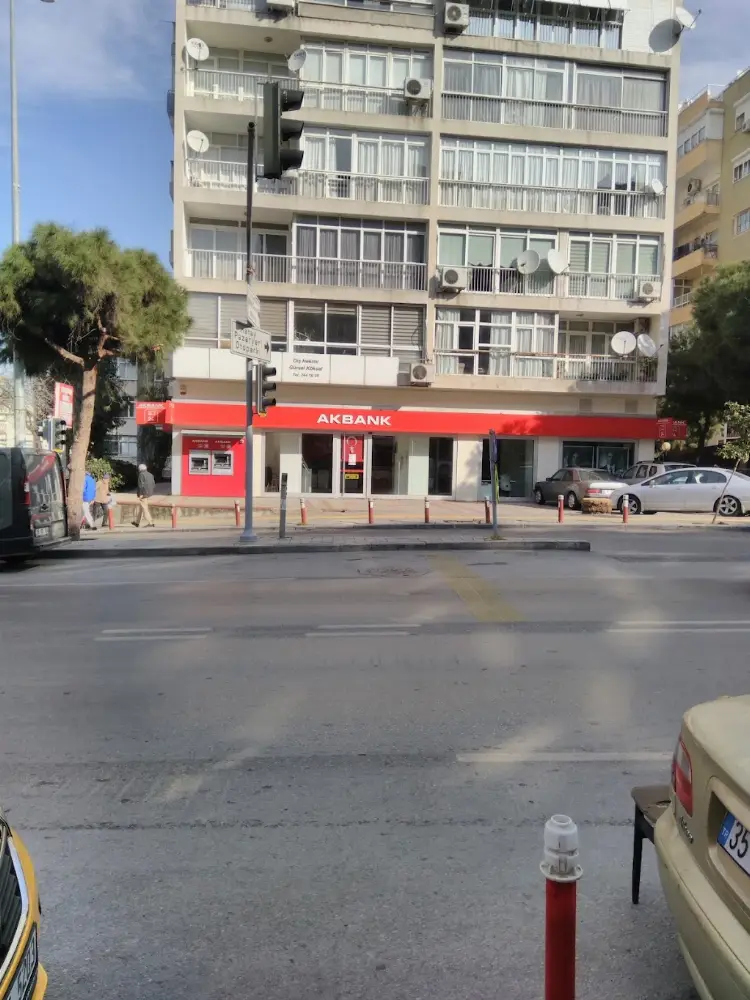 Akbank Hatay/İzmir Şubesi — Bankalar, Konak · fotoğraf 2
