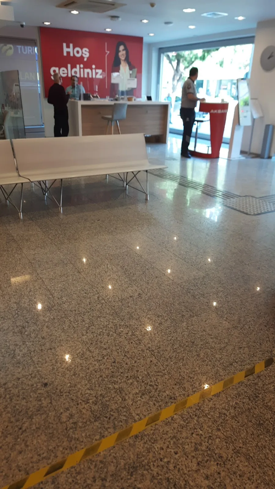 Akbank Girne Bulvarı Şubesi — Bankalar, Karşıyaka · fotoğraf 1
