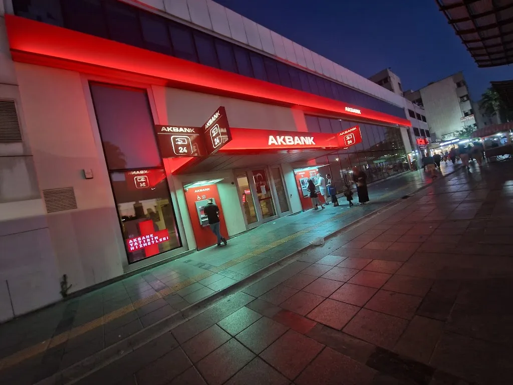Akbank Konak Şubesi — Bankalar, Konak · fotoğraf 1